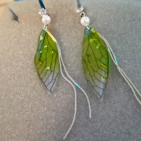 Elegant Green Leaf Earrings - Picture 1 of 7